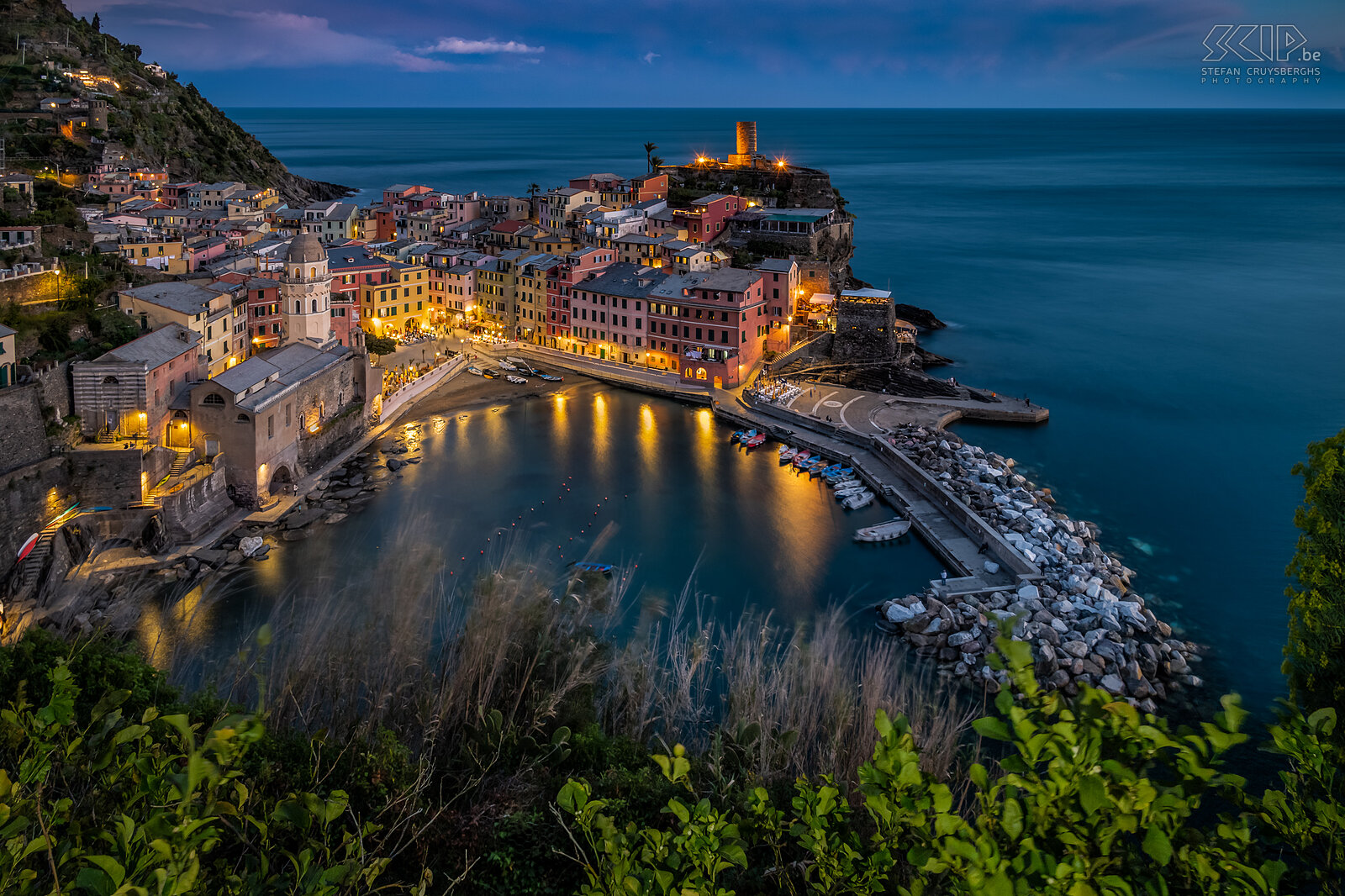Vernazza - By night Vernazza is een van de vijf dorpen van Cinque Terre. Het heeft een bijzonder mooie haven en is zeer fotogeniek. Stefan Cruysberghs